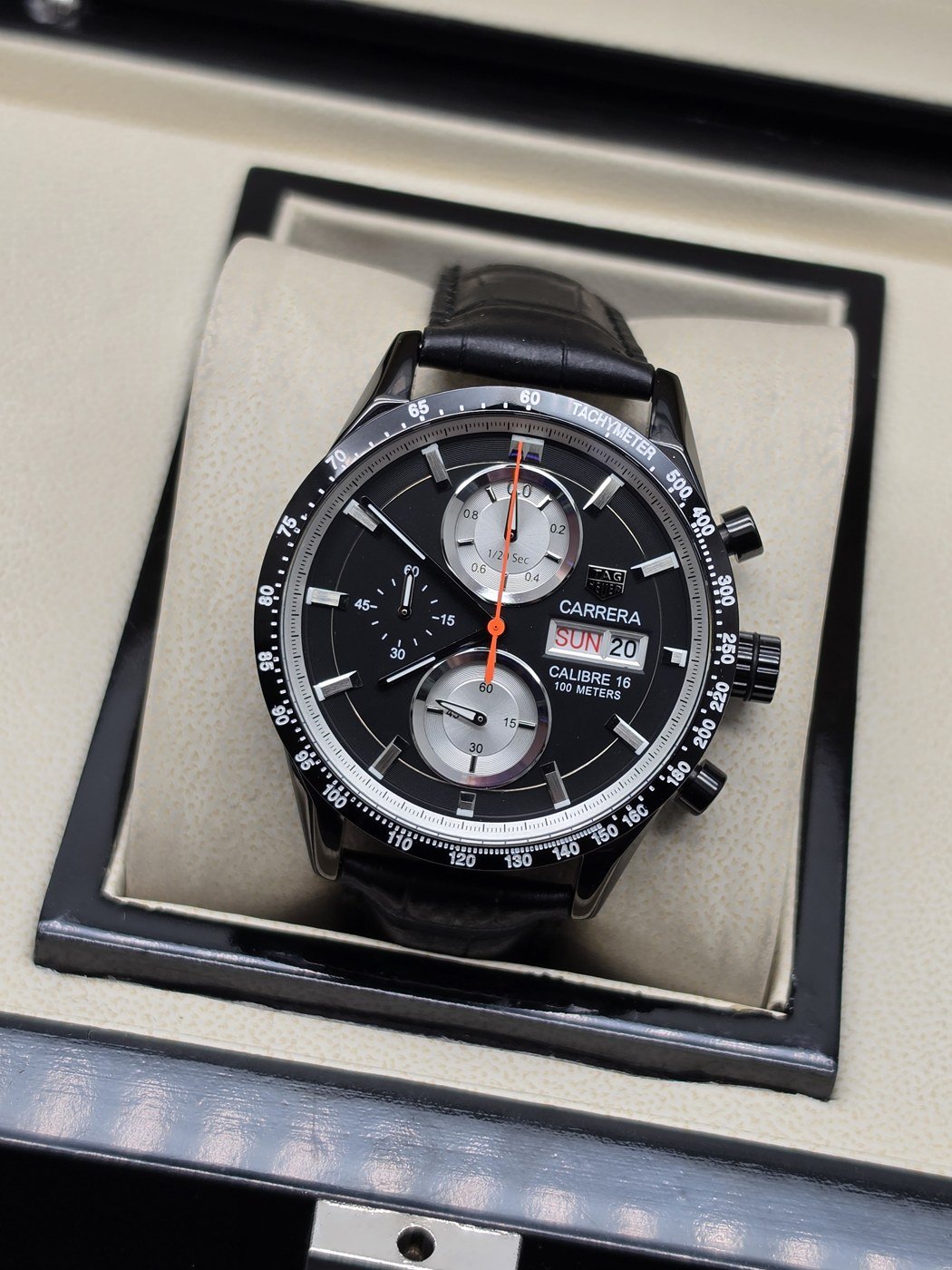 TAG Heuer — esfera negra con dos subesferas verticales y correa negra