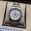 Rolex — esfera blanca con subesfera, bisel dorado estriado y brazalete bicolor