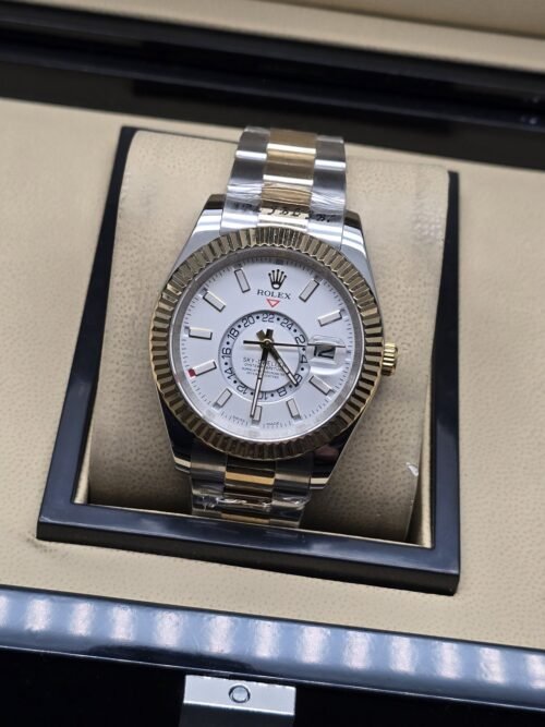 Rolex — esfera blanca con subesfera, bisel dorado estriado y brazalete bicolor