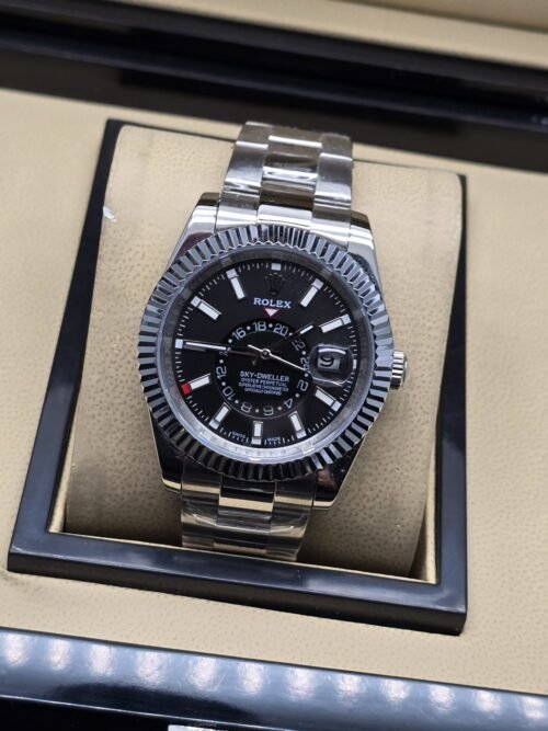 Rolex — esfera negra con subesfera y brazalete plateado