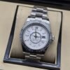 Rolex — esfera blanca con índices y subesfera, brazalete plateado