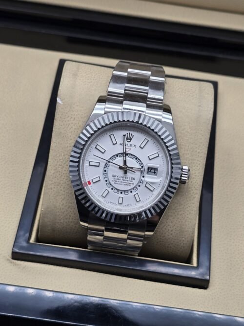 Rolex — esfera blanca con índices y subesfera, brazalete plateado