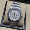 Rolex — esfera blanca con números y subesfera, brazalete plateado