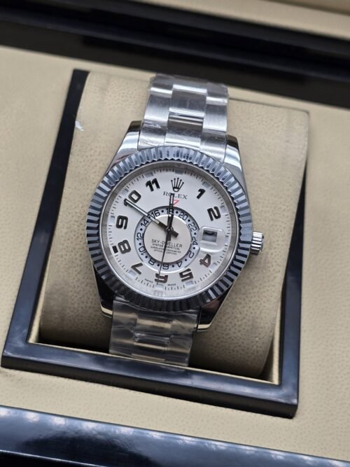 Rolex — esfera blanca con números y subesfera, brazalete plateado
