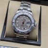 Rolex — esfera gris con bisel y brazalete plateados