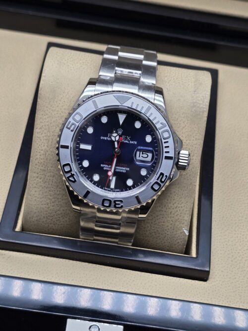 Rolex — esfera negra con bisel y brazalete plateados