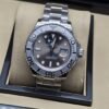 Rolex — esfera gris con bisel y brazalete plateados