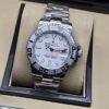 Rolex — esfera blanca con bisel numerado y brazalete plateado