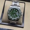 Rolex — esfera verde con bisel verde y brazalete plateado
