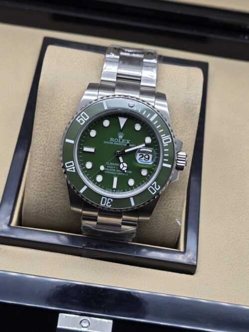 Rolex — esfera verde con bisel verde y brazalete plateado