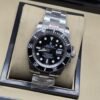 Rolex — esfera negra con bisel negro y brazalete plateado