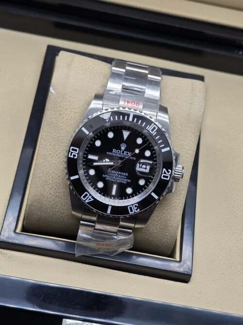 Rolex — esfera negra con bisel negro y brazalete plateado