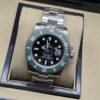 Rolex — esfera negra con bisel verde y brazalete plateado