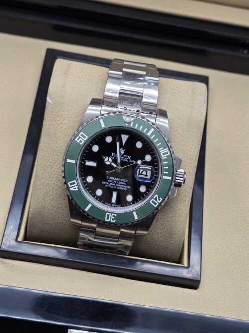 Rolex — esfera negra con bisel verde y brazalete plateado
