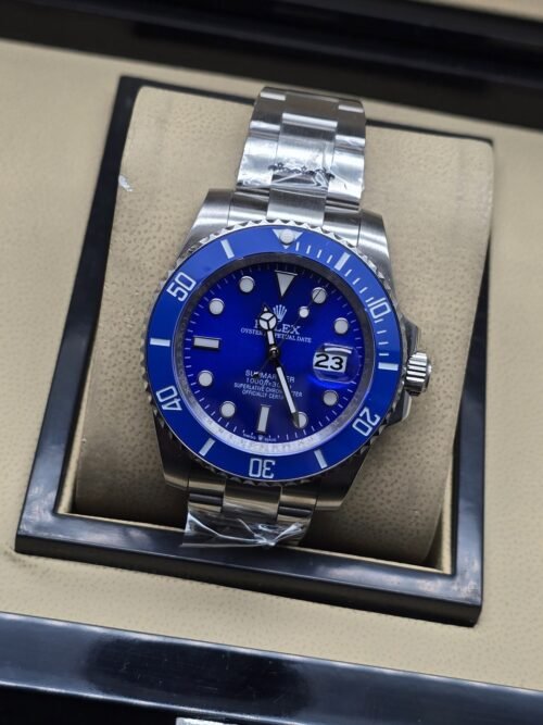 Rolex — esfera azul con bisel azul y brazalete plateado