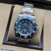 Rolex — esfera azul grisácea texturizada con bisel azul y brazalete plateado