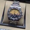 Rolex — esfera amarilla y negra con bisel negro y brazalete plateado
