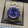 Rolex — esfera y bisel azules con brazalete dorado