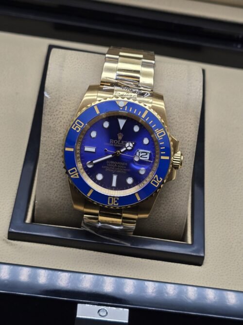 Rolex — esfera y bisel azules con brazalete dorado