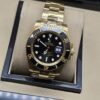 Rolex — esfera y bisel negros con brazalete dorado