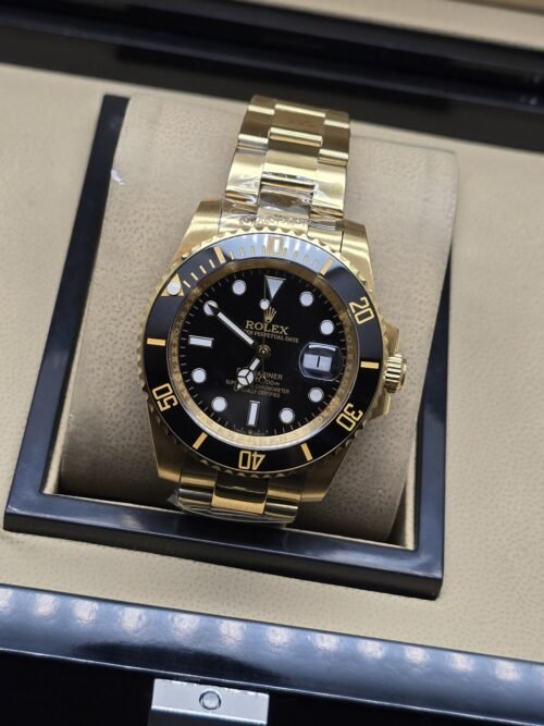 Rolex — esfera y bisel negros con brazalete dorado