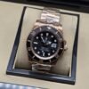 Rolex — esfera negra con bisel negro y rosado, brazalete rosado