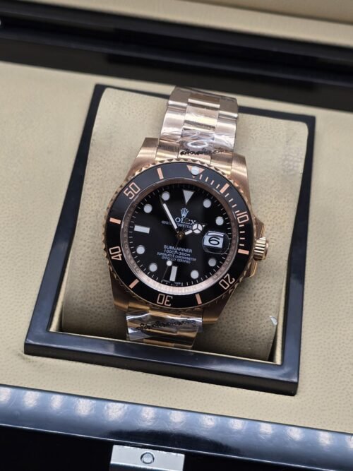 Rolex — esfera negra con bisel negro y rosado, brazalete rosado