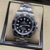 Rolex — esfera y bisel negros con brazalete plateado