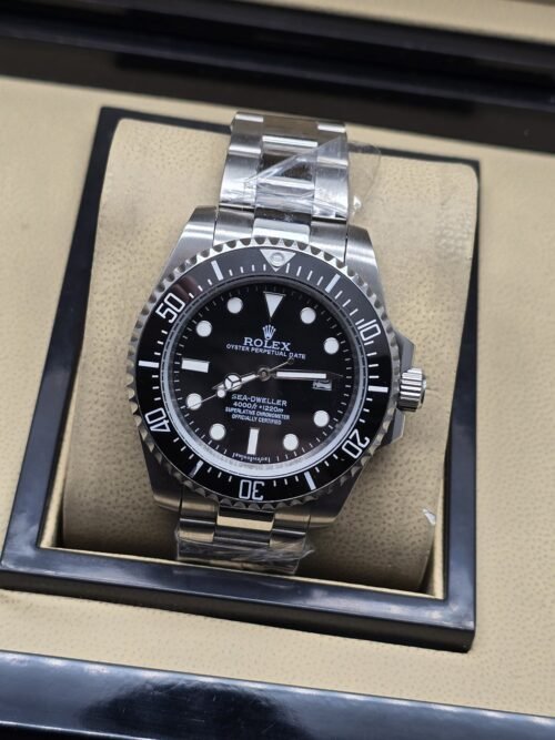 Rolex — esfera y bisel negros con brazalete plateado