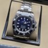 Rolex — esfera azul con bisel negro y brazalete plateado