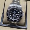 Rolex — esfera y bisel negros con brazalete plateado