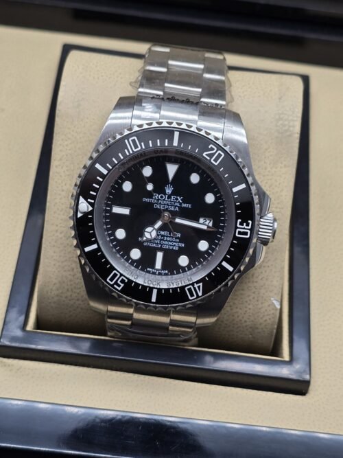 Rolex — esfera y bisel negros con brazalete plateado