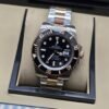 Rolex — esfera y bisel negros con brazalete bicolor rosado y plateado