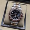 Rolex — esfera negra con bisel rosado y brazalete bicolor