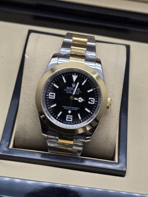Rolex — esfera negra con números 3, 6 y 9, brazalete bicolor