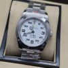 Rolex — esfera blanca con números negros y brazalete plateado