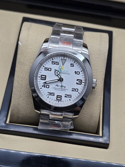 Rolex — esfera blanca con números negros y brazalete plateado
