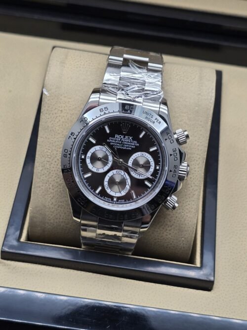Rolex — esfera negra con tres subesferas plateadas y brazalete plateado