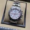 Rolex — esfera blanca con números negros, subesferas y brazalete plateado