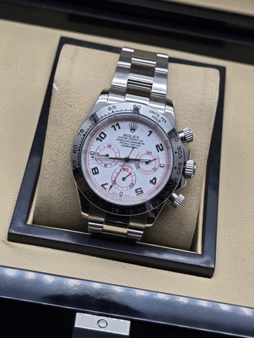 Rolex — esfera blanca con números negros, subesferas y brazalete plateado