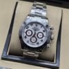 Rolex — esfera blanca con subesferas y numeración negra, brazalete plateado