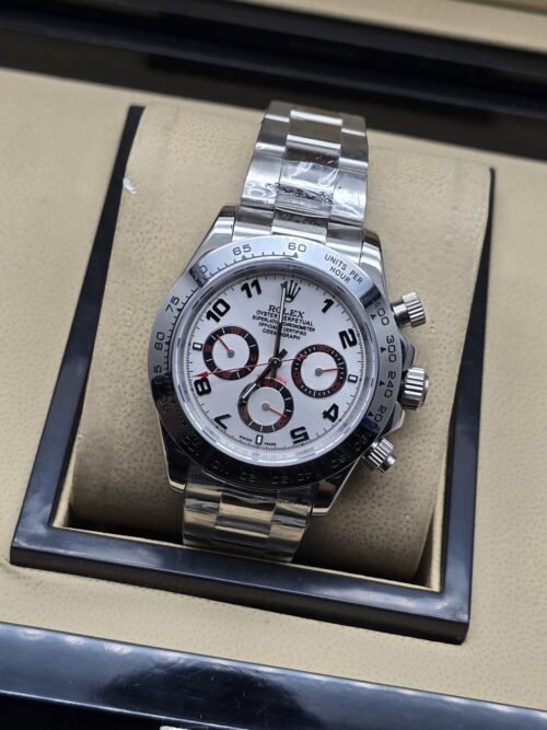 Rolex — esfera blanca con subesferas y numeración negra, brazalete plateado