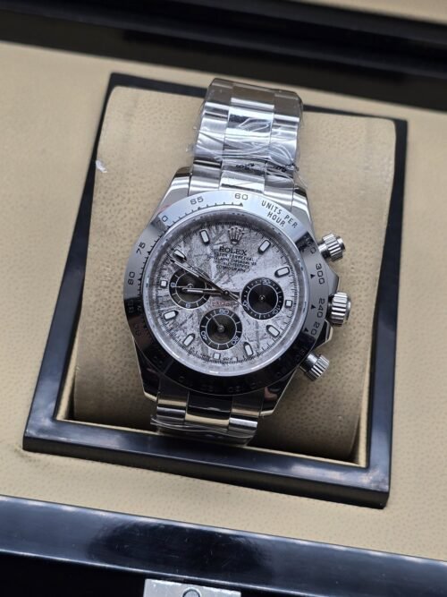 Rolex — esfera gris con patrón, tres subesferas y brazalete plateado