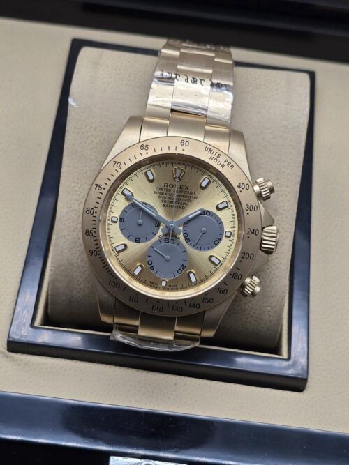 Rolex — esfera dorada con tres subesferas y brazalete dorado