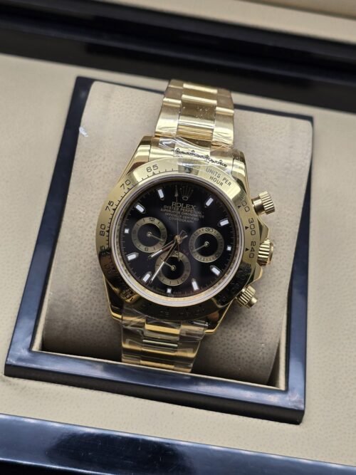 Rolex — esfera negra con tres subesferas y brazalete dorado