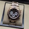 Rolex — esfera negra con tres subesferas claras y brazalete rosado