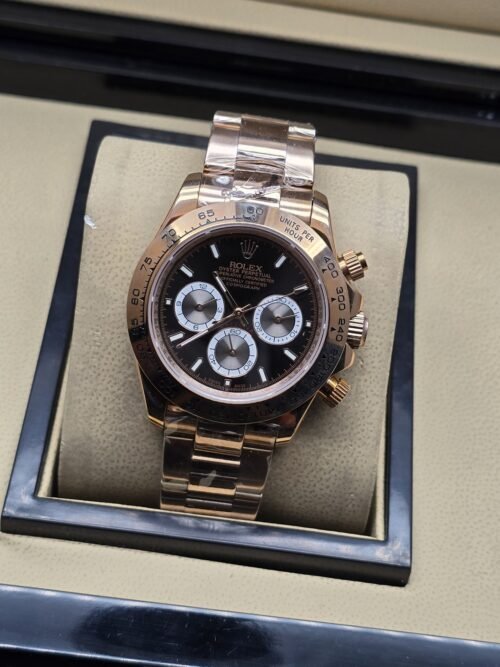 Rolex — esfera negra con tres subesferas claras y brazalete rosado