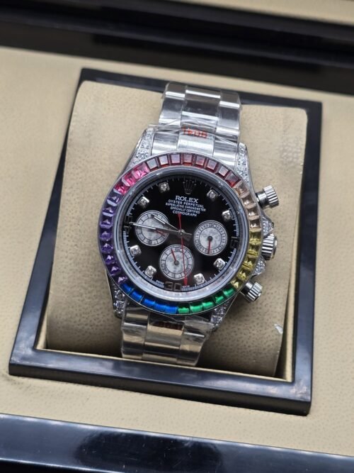 Rolex — esfera negra con detalles brillantes, bisel multicolor y brazalete plateado