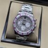 Rolex — esfera plateada brillante con bisel rosa y violeta, brazalete plateado