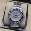 Rolex — esfera plateada brillante y bisel azul con brazalete plateado